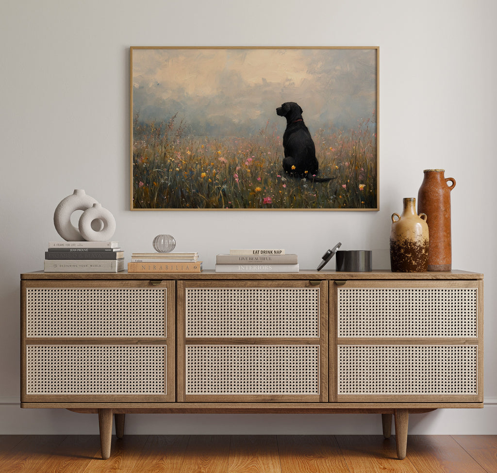 Labrador noir serein dans les fleurs sauvages - Impression d'art rustique avec chien