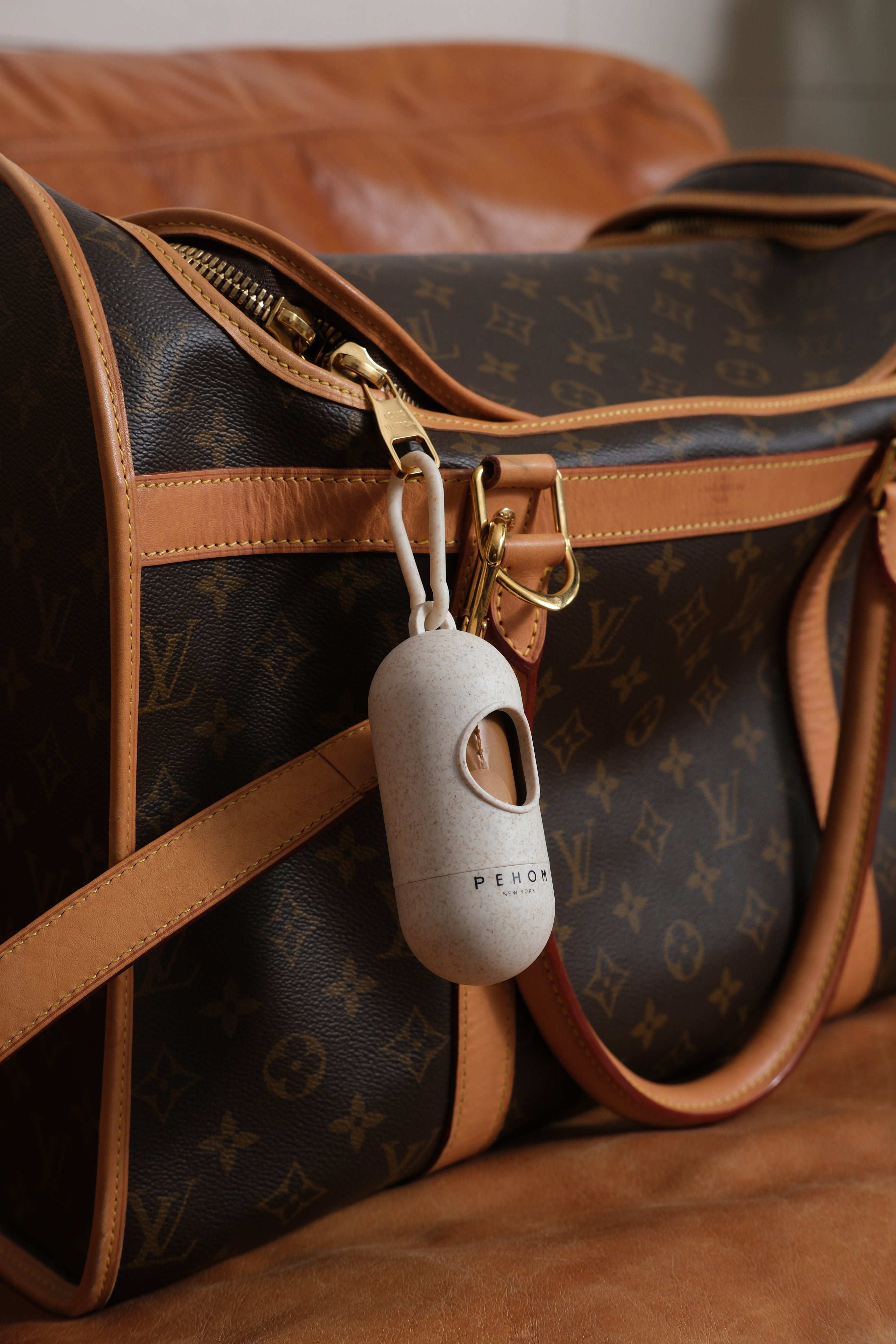 Distributeur et sacs à déjections