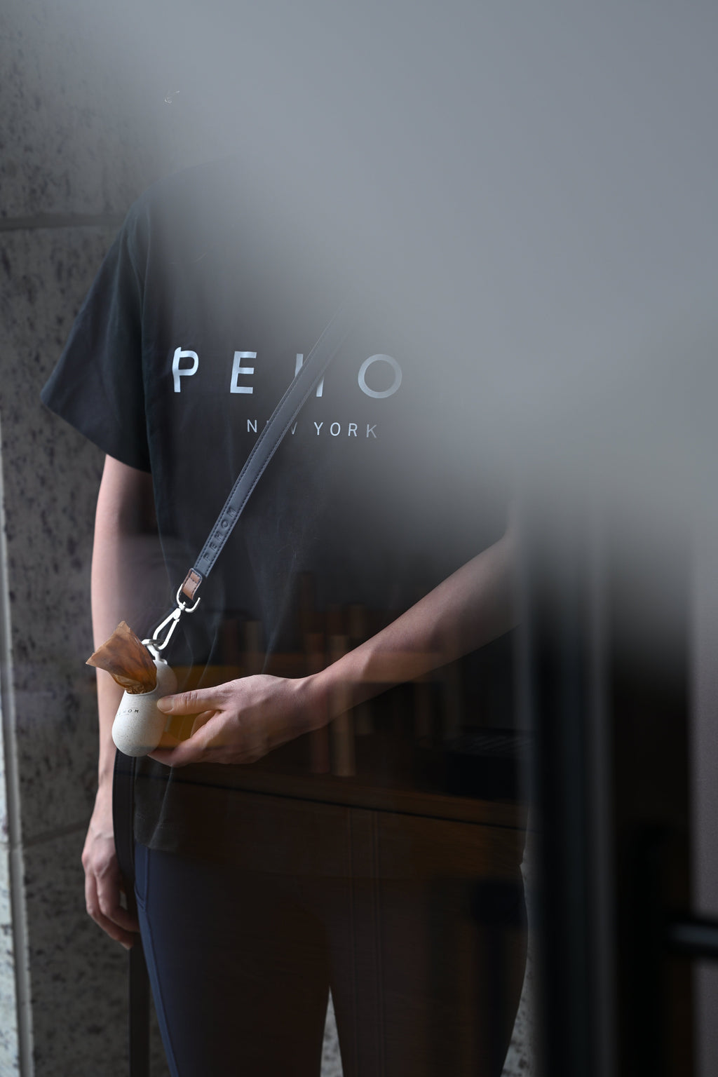 Distributeur et sacs à déjections